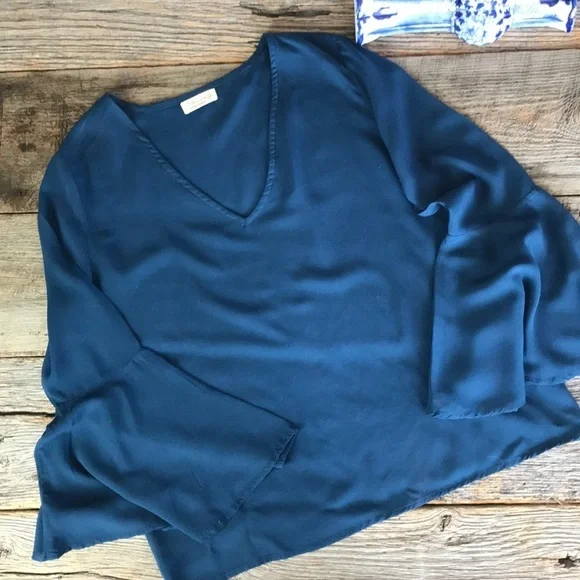 Just Living V-Neck Bell Sleeve Blouse Size Medium - Picture 8 of 10
